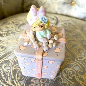 ⭐️SOLD⭐️Precious Moments vintage “MOM” porcelain trinket box